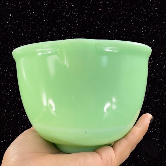 Jadeite Uranium Thick Glass Mixing Bowl With Spout Vintage UV Glow Glass Decor - Picture 13 of 16